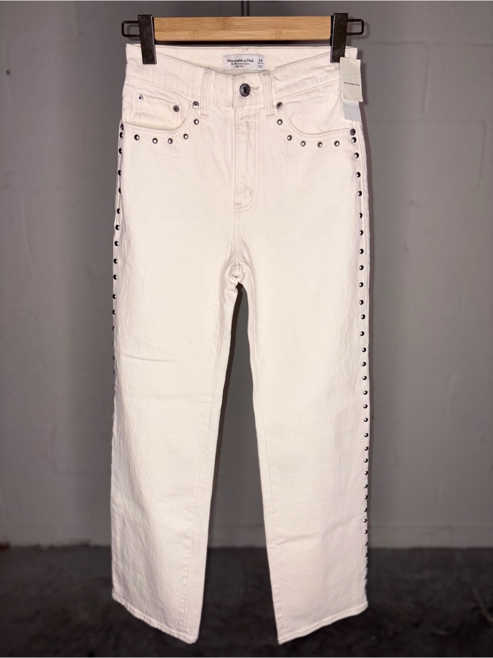 Abercrombie & Fitch The 90's Relaxed Jean High Rise Cream-Studded 24 Regular
